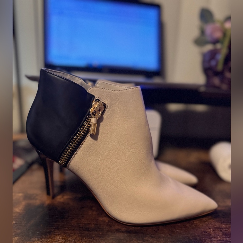 Marc Fisher Heti Color Block cream and black bootie size 8.5